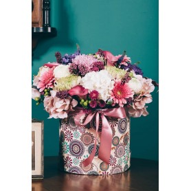 caixa redonda com flores bonitas variadas